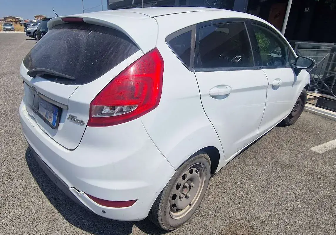 Usata Ford Fiesta Titanium 82 CV (60 kW) 2012 Bianco Berlina