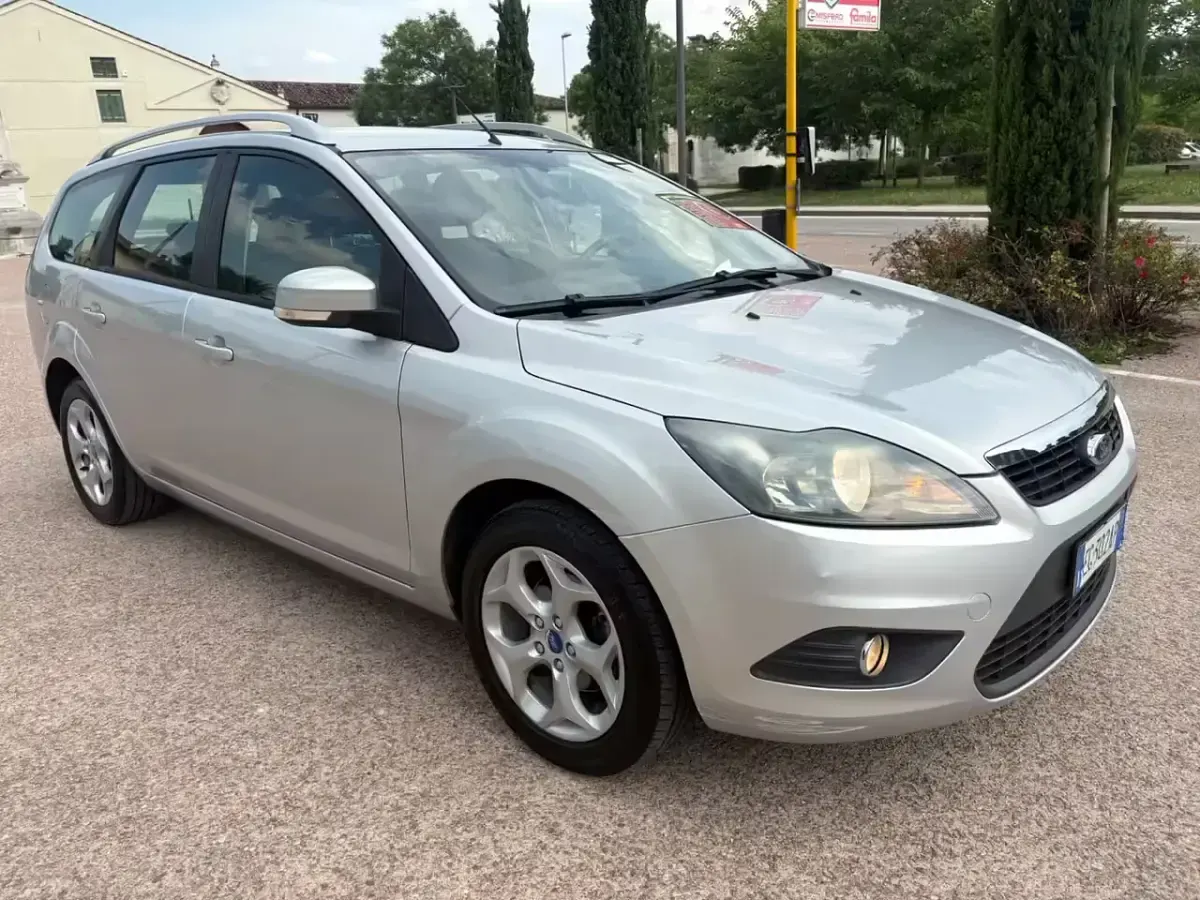 Usata Ford Focus 109 CV (80 kW) 2011 Grigio Station wagon