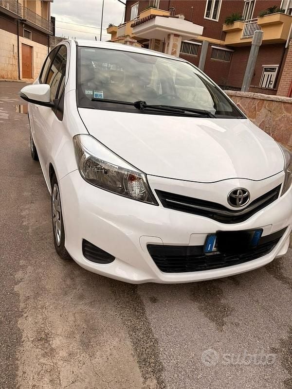 Usata Toyota Yaris 90 CV (66 kW) 2013 Bianco Utilitaria