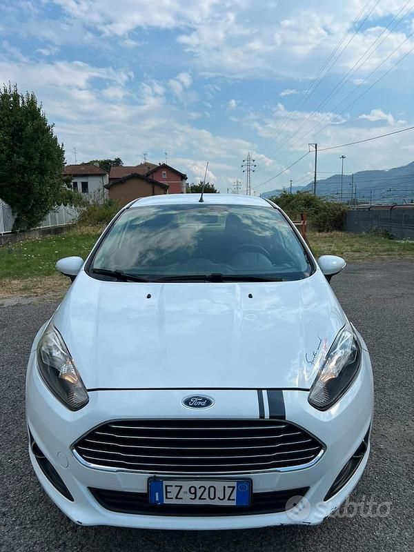 Gebraucht Ford Fiesta 95 PS (69 kW) 2015 Weiß Kleinwagen