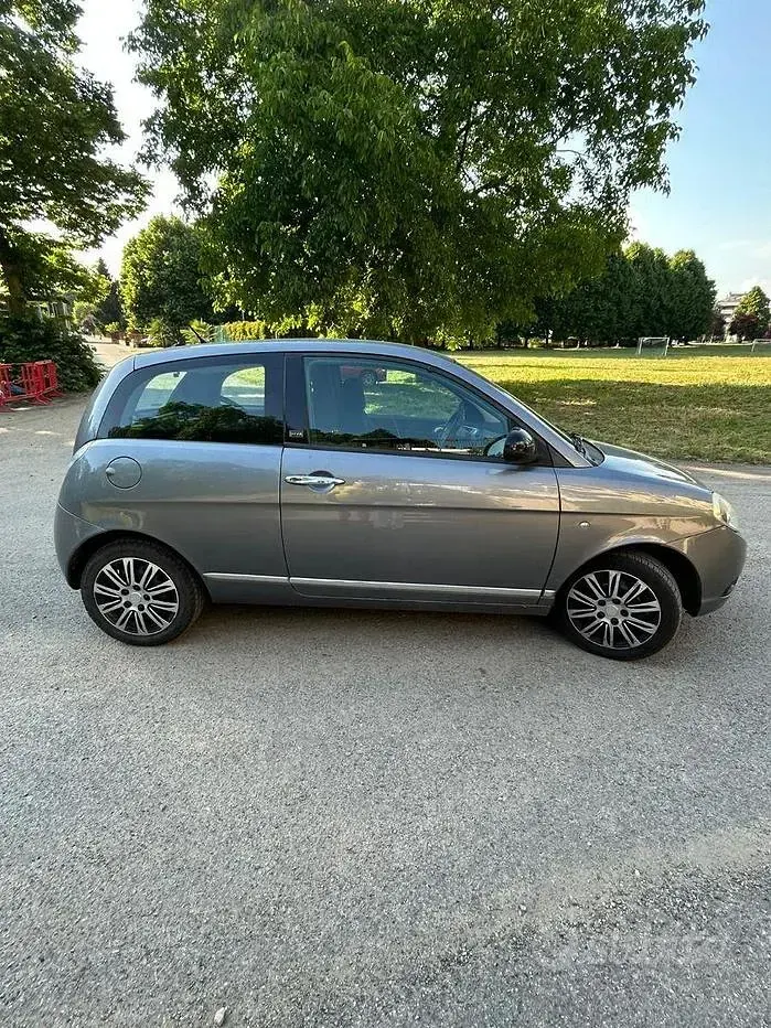 Usata Lancia Ypsilon 69 CV (50 kW) 2011 Grigio Utilitaria