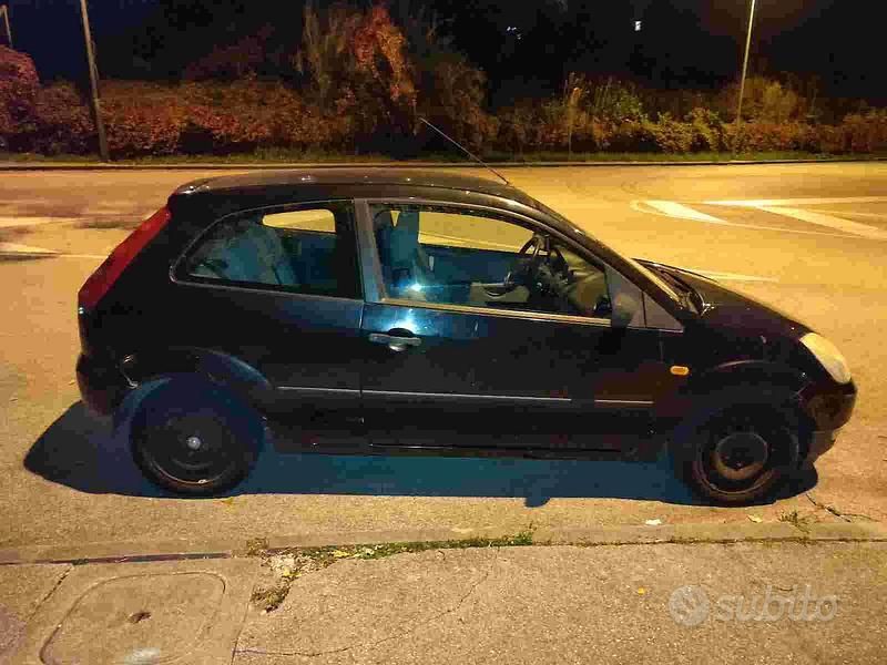 Begagnad Ford Fiesta 75 HK (55 kW) 2003 Svart Halvkombi