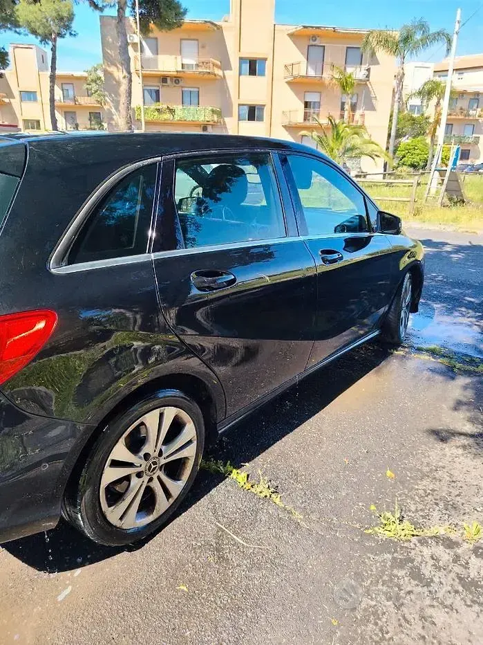 Usata Mercedes B180 114 CV (83 kW) 2017 Nero Utilitaria