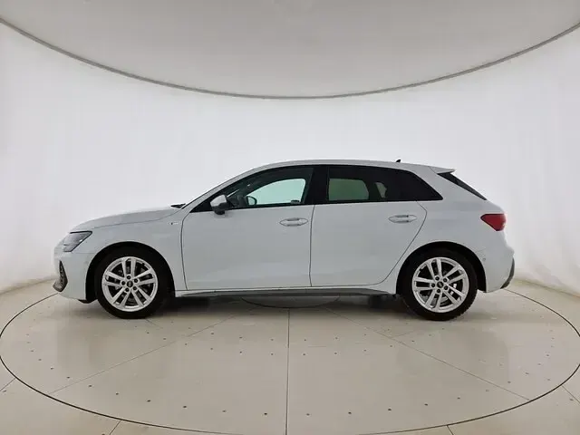 Usata Audi A3 S-Line 150 CV (110 kW) 2025 Bianco ghiaccio metallizzato Berlina