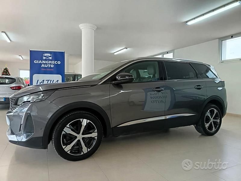 Usado Peugeot 5008 Allure 131 CV (96 kW) 2023 Gris SUV