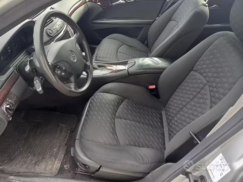 Usata Mercedes E270 177 CV (130 kW) 2005 Grigio