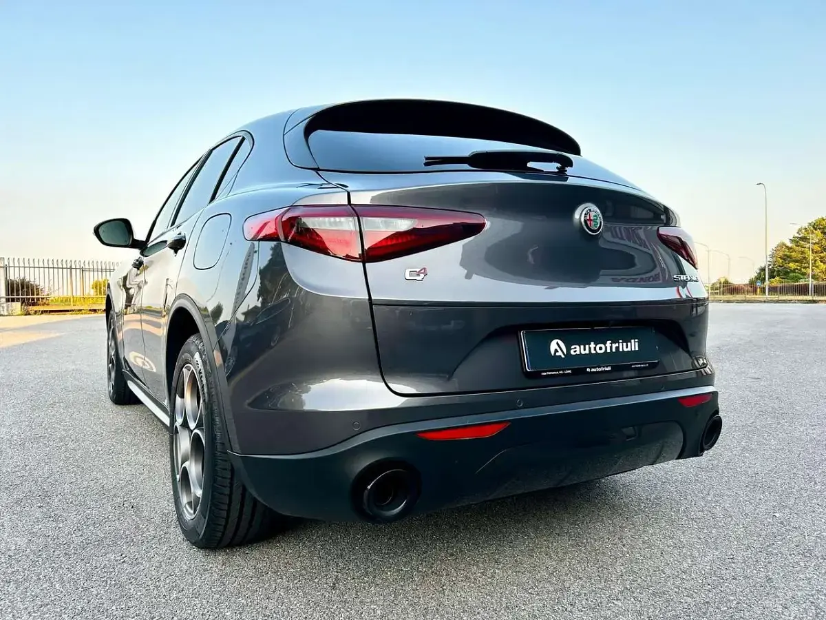 Usata Alfa Romeo Stelvio Sprint 160 CV (117 kW) 2022 Grigio vesuvio SUV