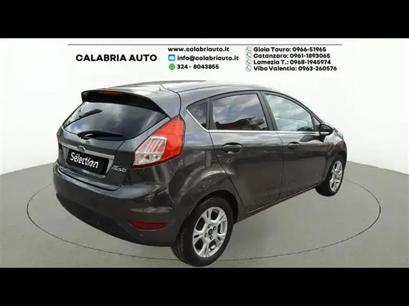 Usata Ford Fiesta Titanium 101 CV (74 kW) 2017 Grigio Utilitaria