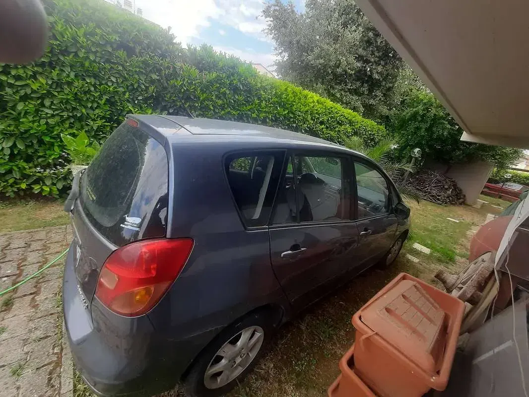 Usata Toyota Corolla Verso 110 CV (80 kW) 2003 Grigio Monovolume