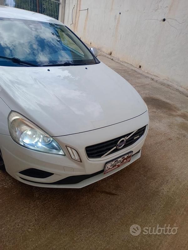 Usata Volvo V60 R-Design 115 CV (84 kW) 2012 Bianco Station wagon