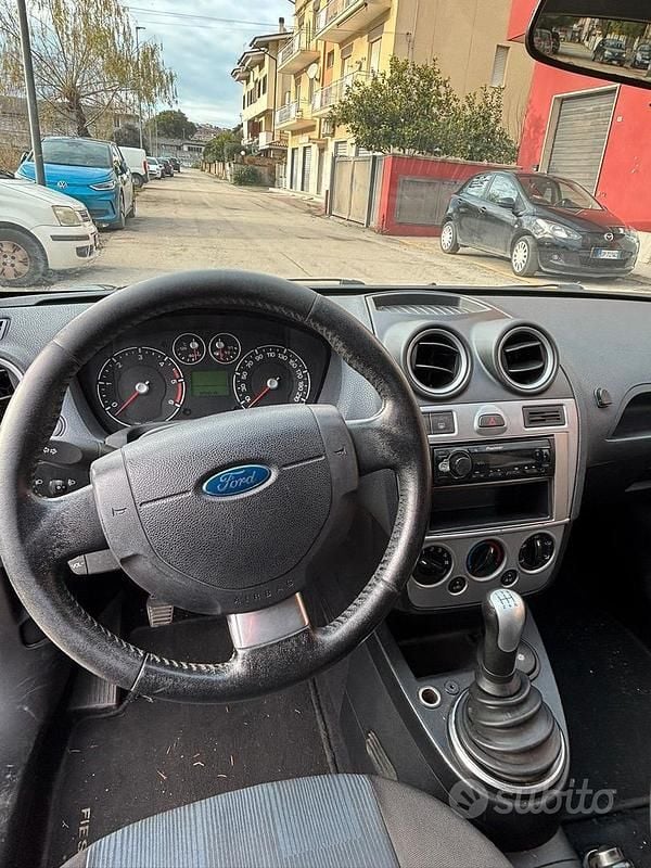Usata Ford Fiesta 68 CV (50 kW) 2007 Nero Utilitaria