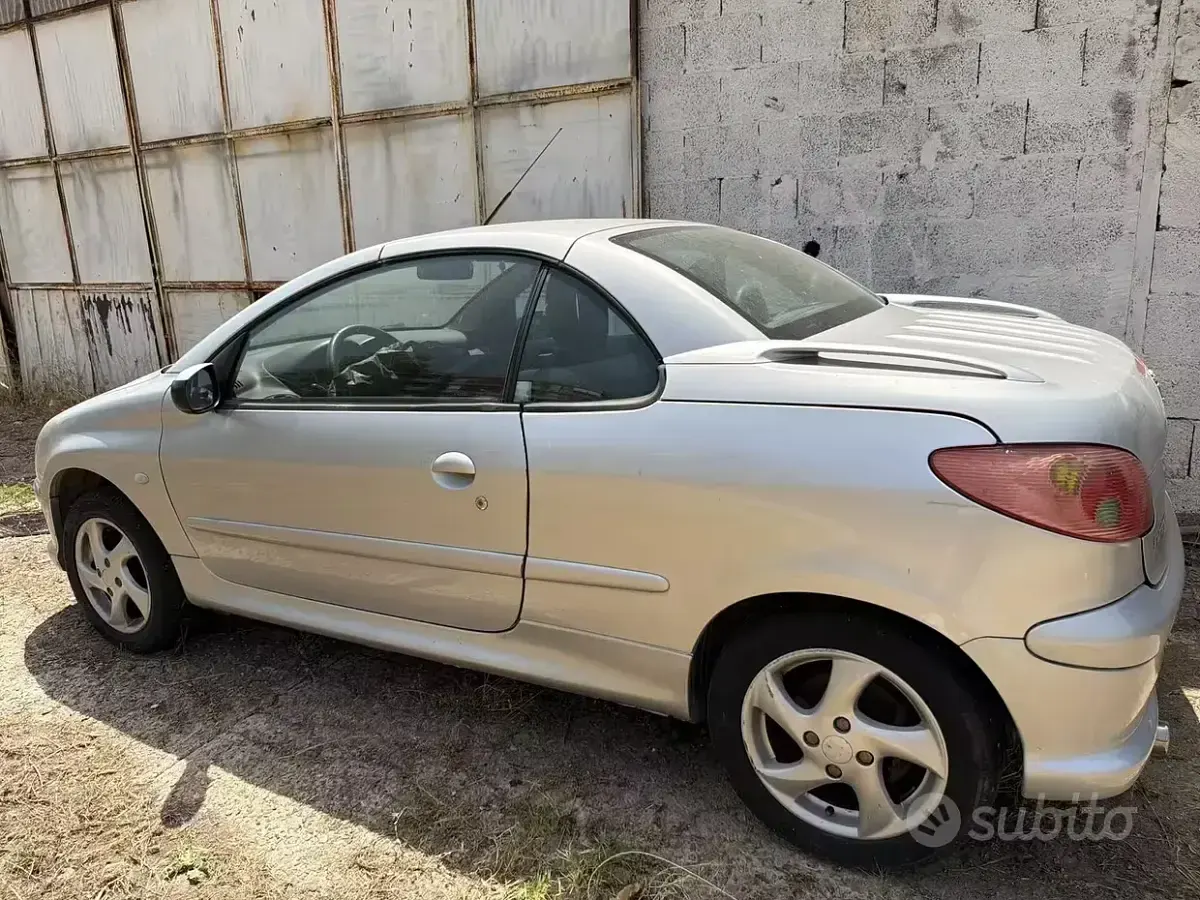 Usata Peugeot 206 CC 109 CV (80 kW) 2003 Grigio Cabrio