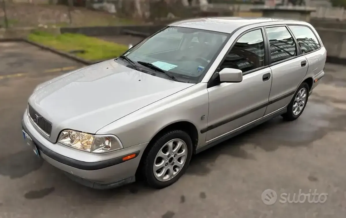 Usata Volvo V40 109 CV (80 kW) 2000 Grigio Station wagon