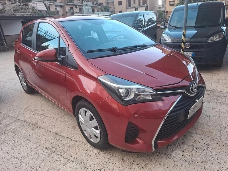 Usata Toyota Yaris Lounge 69 CV (50 kW) 2016 Rosso Berlina