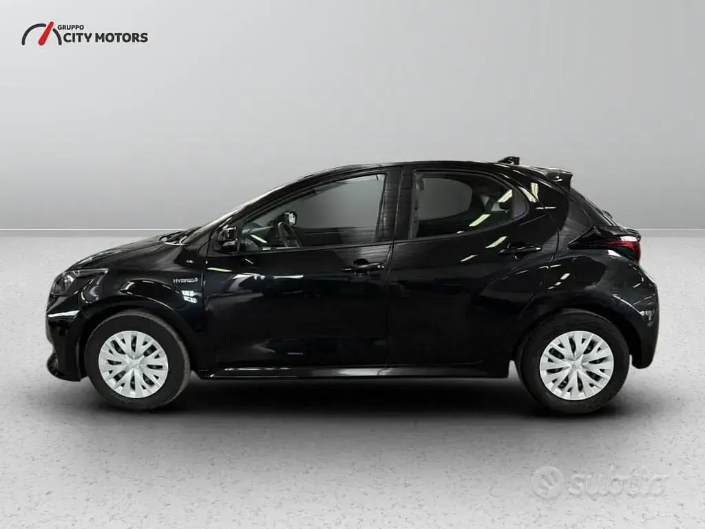 Usata Toyota Yaris Hybrid Active 116 CV (85 kW) 2021 Nero Berlina