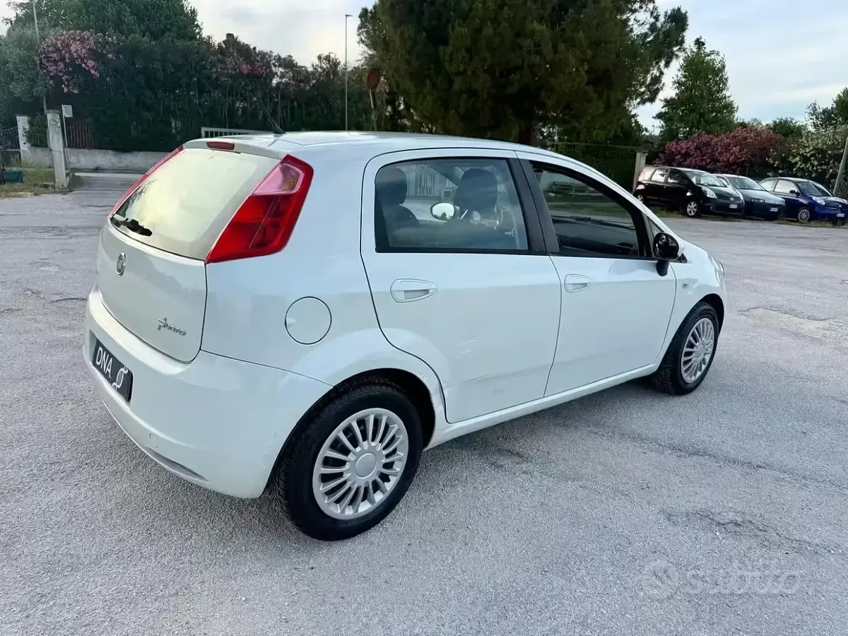 Usata Fiat Grande Punto 75 CV (55 kW) 2010 Bianco Utilitaria