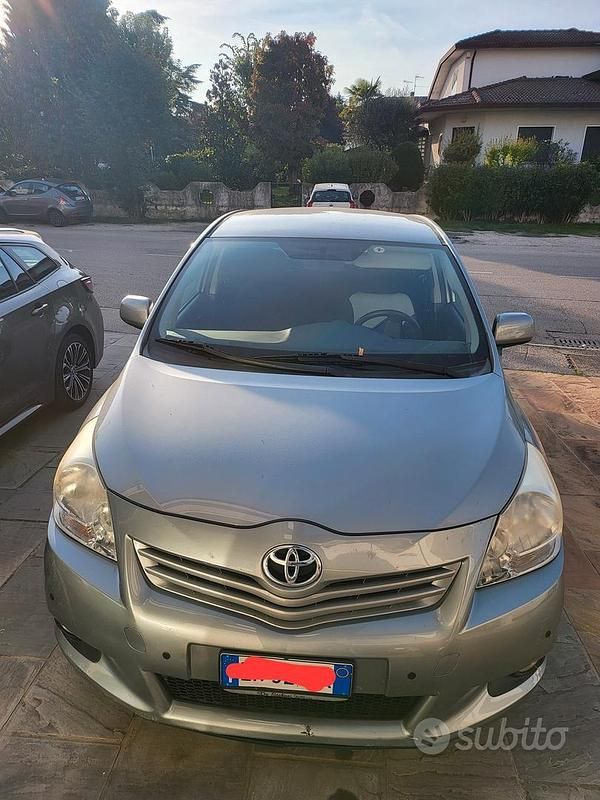Usata Toyota Verso 126 CV (92 kW) 2012 Grigio Monovolume