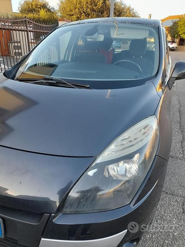 Grigio Usata 2010 Renault Scénic III Monovolume | 3000 € (Buon prezzo) - Immagine 1/4