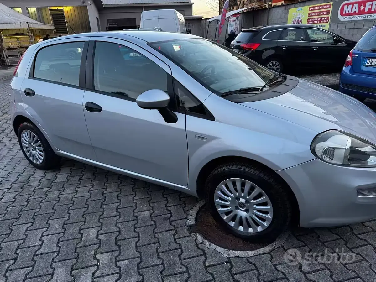 Usata Fiat Punto 77 CV (56 kW) 2015 Grigio Utilitaria