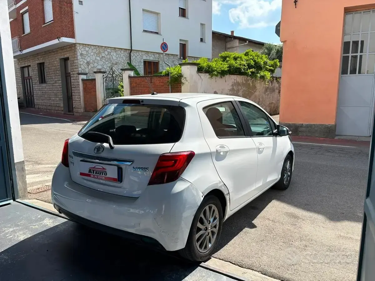 Usata Toyota Yaris 90 CV (66 kW) 2017 Bianco Berlina