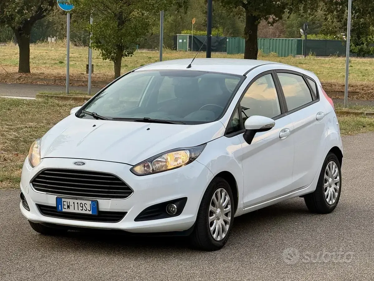 Usata Ford Fiesta 80 CV (58 kW) 2014 Bianco Utilitaria