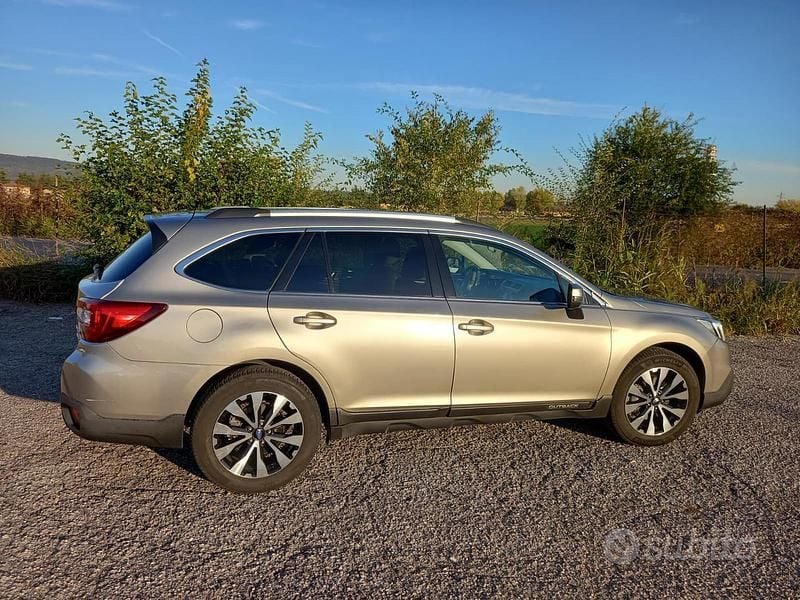 Usata Subaru Outback 150 CV (110 kW) 2015 Grigio Station wagon