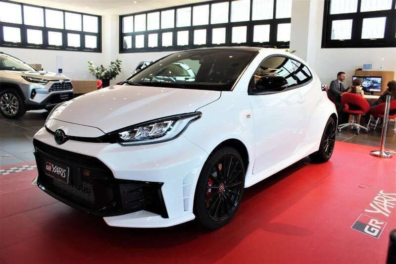 Super white Nuova 2025 Toyota Yaris Due volumi | 53.900 € (Buon prezzo) - Immagine 1/4