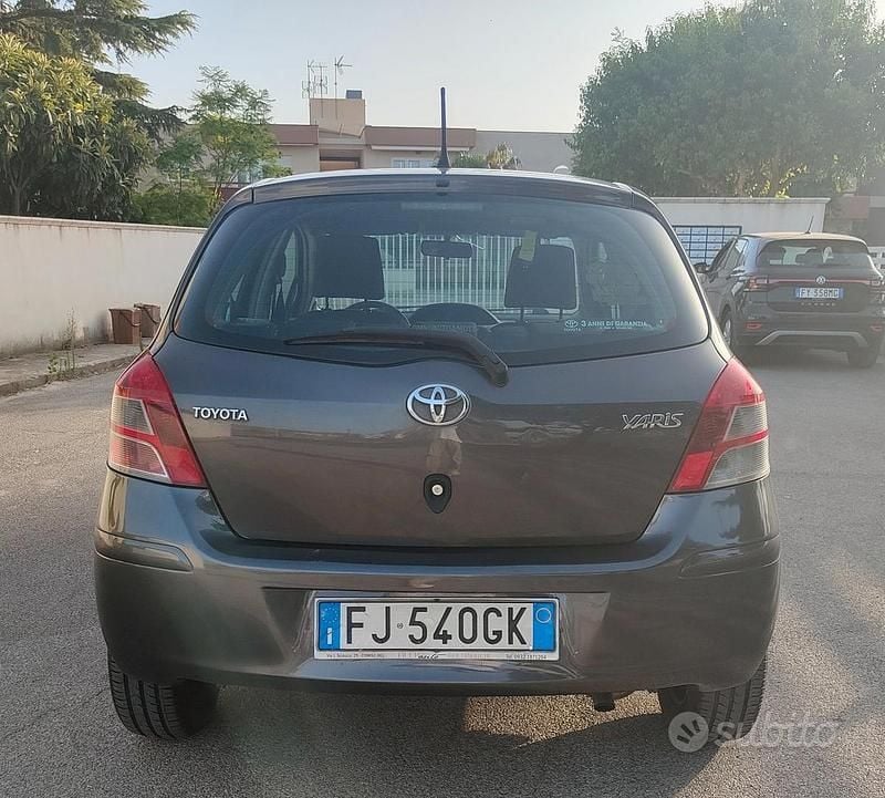 Usata Toyota Yaris 90 CV (66 kW) 2011 Grigio Utilitaria