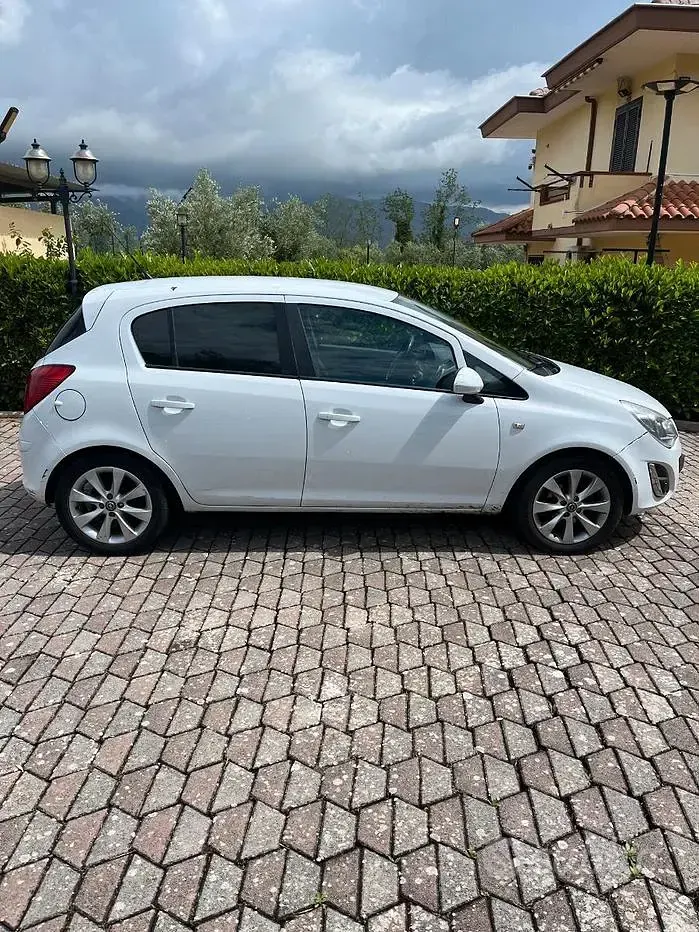 Usata Opel Corsa 75 CV (55 kW) 2012 Bianco Utilitaria