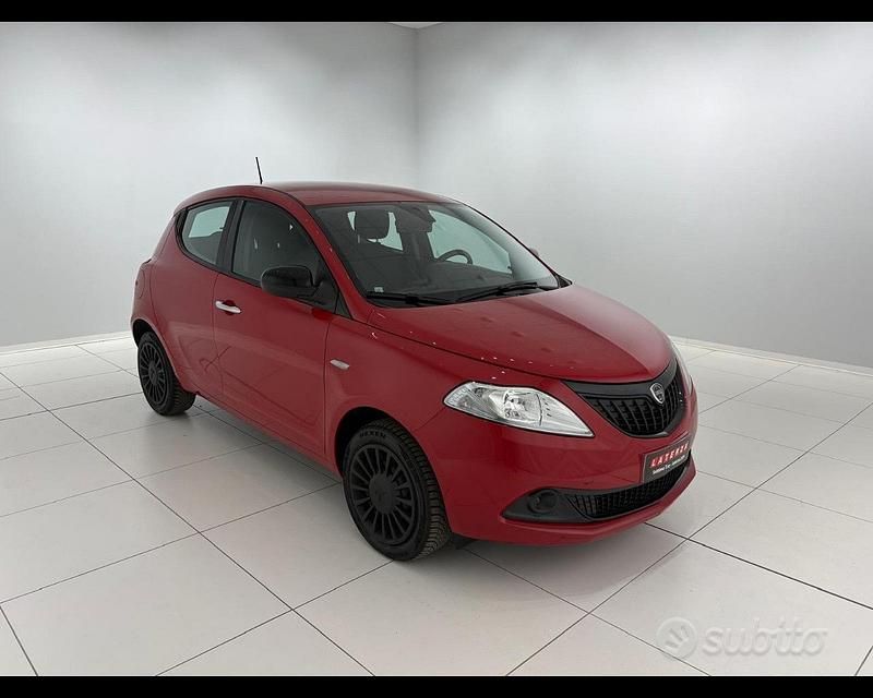 Usata Lancia Ypsilon Silver 70 CV (51 kW) 2023 Rosso Utilitaria