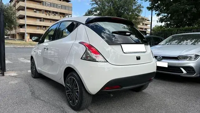 Usata Lancia Ypsilon Gold 69 CV (50 kW) 2023 Bianco pastello Utilitaria