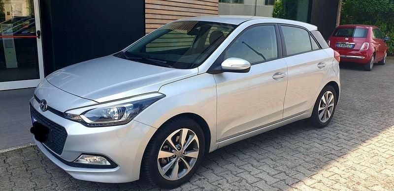 Grigio Usata 2017 Hyundai i20 Due volumi | 7100 € (Buon prezzo) - Immagine 1/4