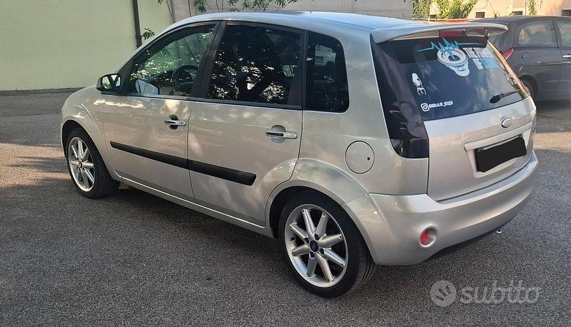 Usata Ford Fiesta 68 CV (50 kW) 2007 Grigio Utilitaria