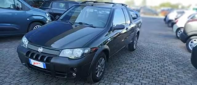 Usata Fiat Strada 95 CV (69 kW) 2011 Nero Pick-up