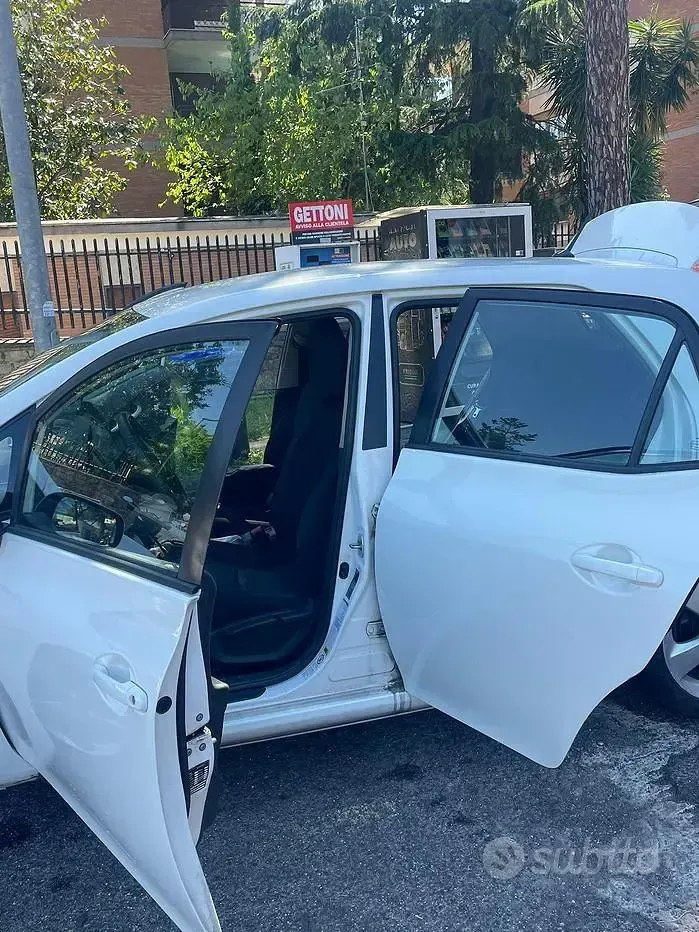 Usata Toyota Auris Active 136 CV (100 kW) 2011 Bianco Utilitaria