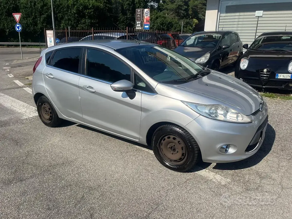 Usata Ford Fiesta Titanium 90 CV (66 kW) 2008 Grigio Utilitaria