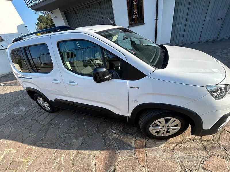 Usata Peugeot Rifter GT-line 131 CV (96 kW) 2019 Bianco Monovolume