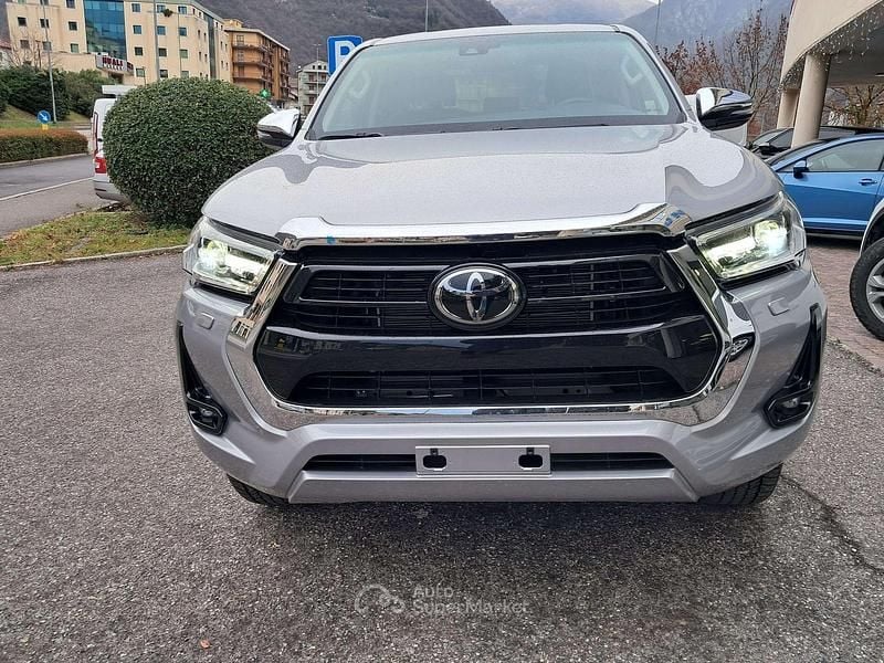 Nuova Toyota HiLux Executive 204 CV (150 kW) 2025 Deep silver Pick-up