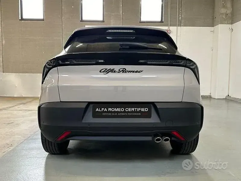 Käytetty Alfa Romeo Junior 145 HP (106 kW) 2025 Harmaa Katumaasturi