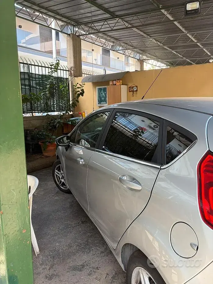Usata Ford Fiesta 70 CV (51 kW) 2017 Grigio Utilitaria