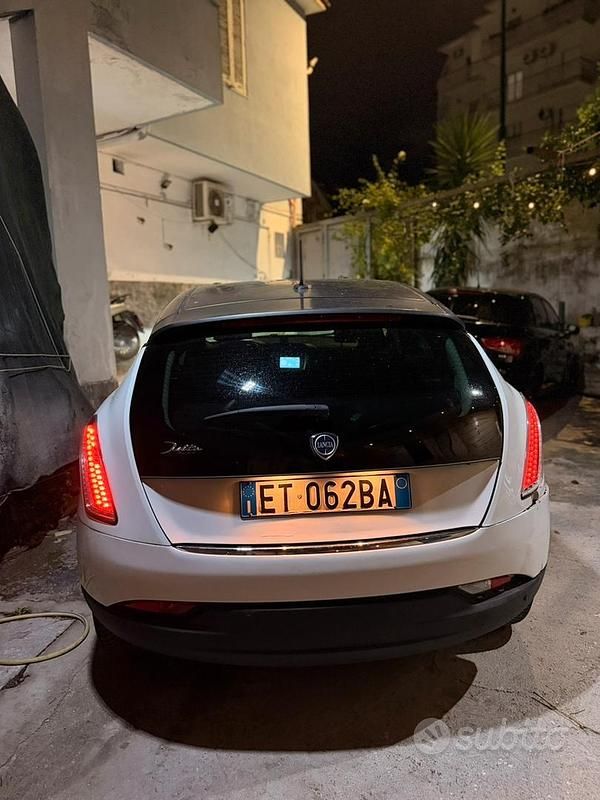 Usata Lancia Delta 105 CV (77 kW) 2014 Bianco Utilitaria