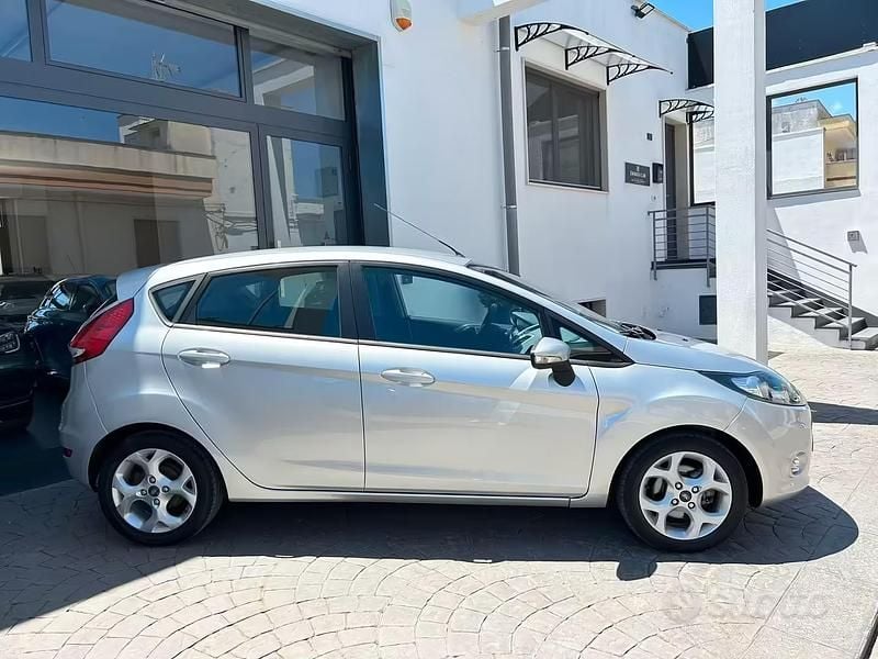 Usata Ford Fiesta Titanium 70 CV (51 kW) 2012 Grigio Utilitaria
