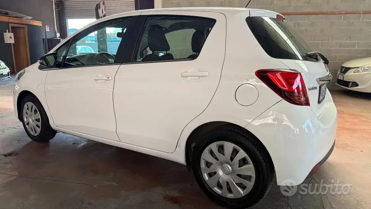 Usata Toyota Yaris Lounge 69 CV (50 kW) 2015 Bianco Utilitaria