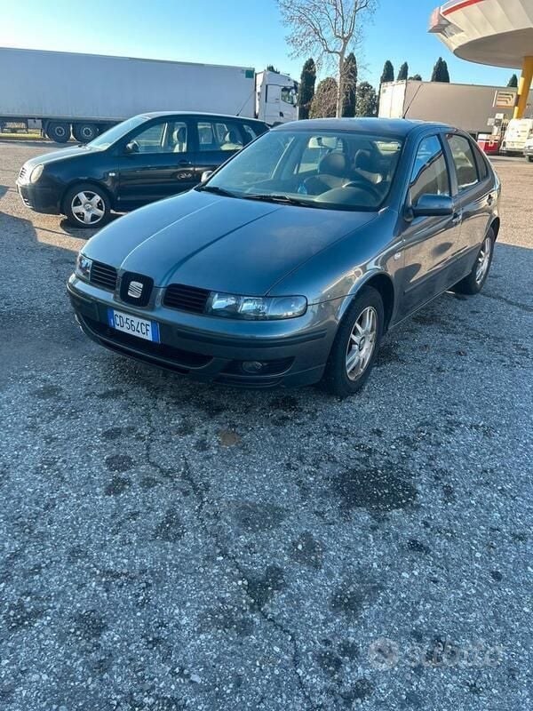 Grigio Usata 2002 Seat Leon Stella Tre volumi | 2500 € (Buon prezzo) - Immagine 1/4