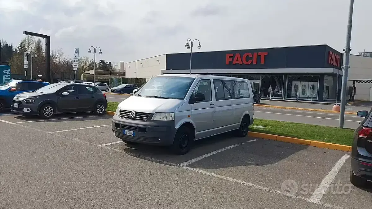Usata VW Caravelle 131 CV (96 kW) 2006 Furgone