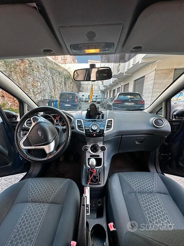 Usata Ford Fiesta Titanium 71 CV (52 kW) 2012 Blu Berlina
