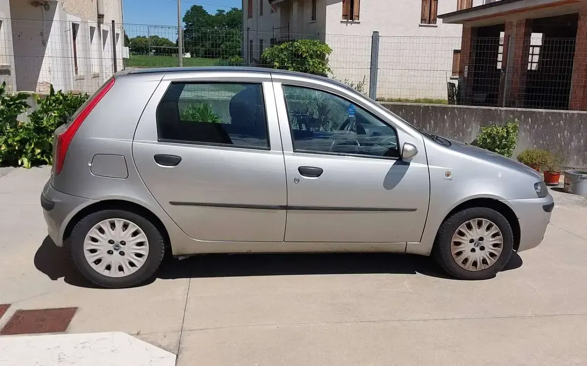 Usata Fiat Punto 80 CV (58 kW) 2000 Grigio Utilitaria