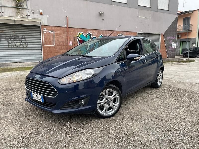 Blu Usata 2015 Ford Fiesta Tre volumi | 2699 € (Super prezzo) - Immagine 1/4