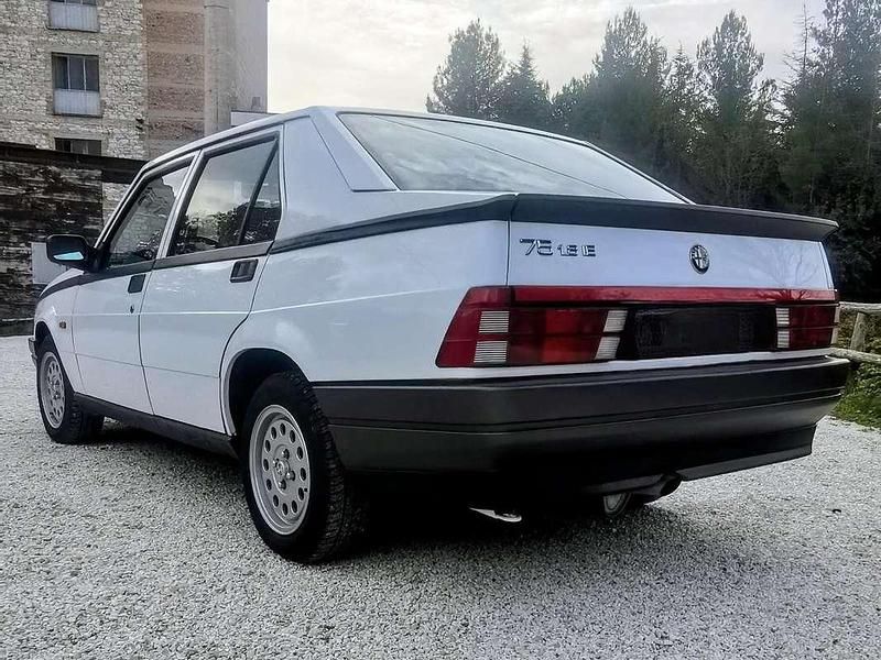Usata Alfa Romeo 75 122 CV (89 kW) 1989 Bianco Berlina