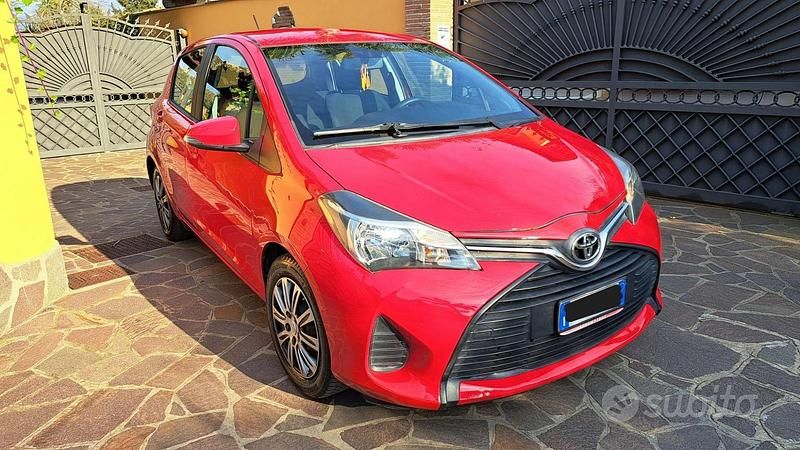 Usata Toyota Yaris 69 CV (50 kW) 2015 Rosso Utilitaria